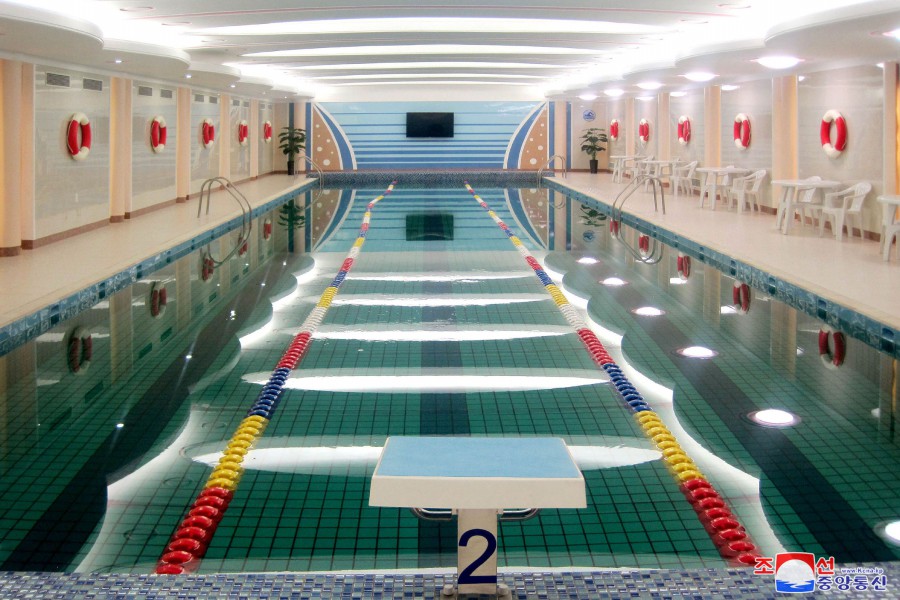 9-훌륭히 일떠선 신의주방직공장 로동자합숙